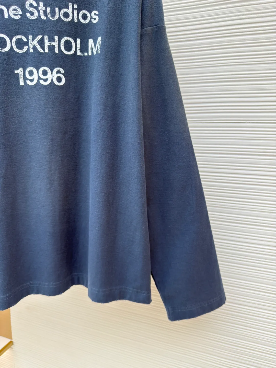 Acne Studios 1966 mud-dyed washed and aged long sleeves ●Authentic product: purchased and developed by 2279 ●Item number: 1680625-A15 ●Fabric: super soft cotton fabric ●Technology: washed and distressed ●Version: loose fit ●Weight: about 395 grams ●Size: S-M-L-XL ●Description: Made of ultra-soft pure cotton fabric, garment-dyed, washed and distressed, the chest part has a dirty feel, and the lower part shows a gradient effect. The neckline is slightly frayed to better fit the overall tone. The overall line is straight and delicate, the fabric is comfortable and soft, and the color is consistent without color difference. It can be matched with the same style to create a fashionable look and control various occasions. Customized accessories, complete with three standards, the same style for men and women!